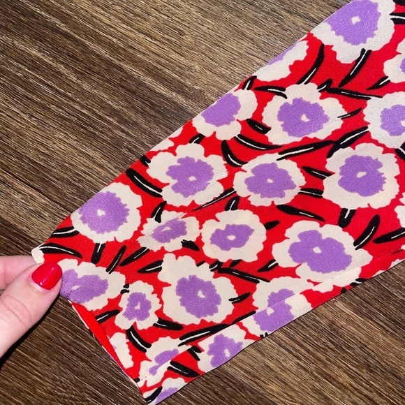 Diane Von Furstenberg 100% Silk Alexia Red and Purple Floral Wrap Top Size 8 - Picture 5 of 8